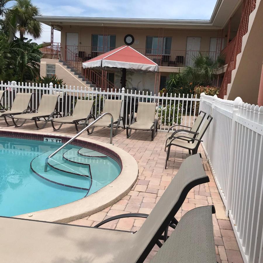 Carlton House Motel And Suites St. Pete Beach Esterno foto