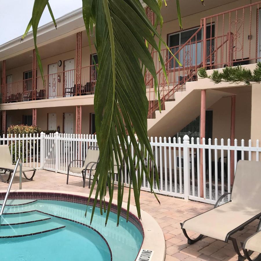 Carlton House Motel And Suites St. Pete Beach Esterno foto