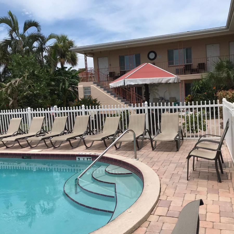 Carlton House Motel And Suites St. Pete Beach Esterno foto