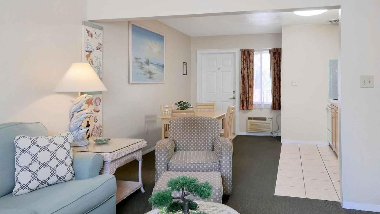 Carlton House Motel And Suites St. Pete Beach Esterno foto