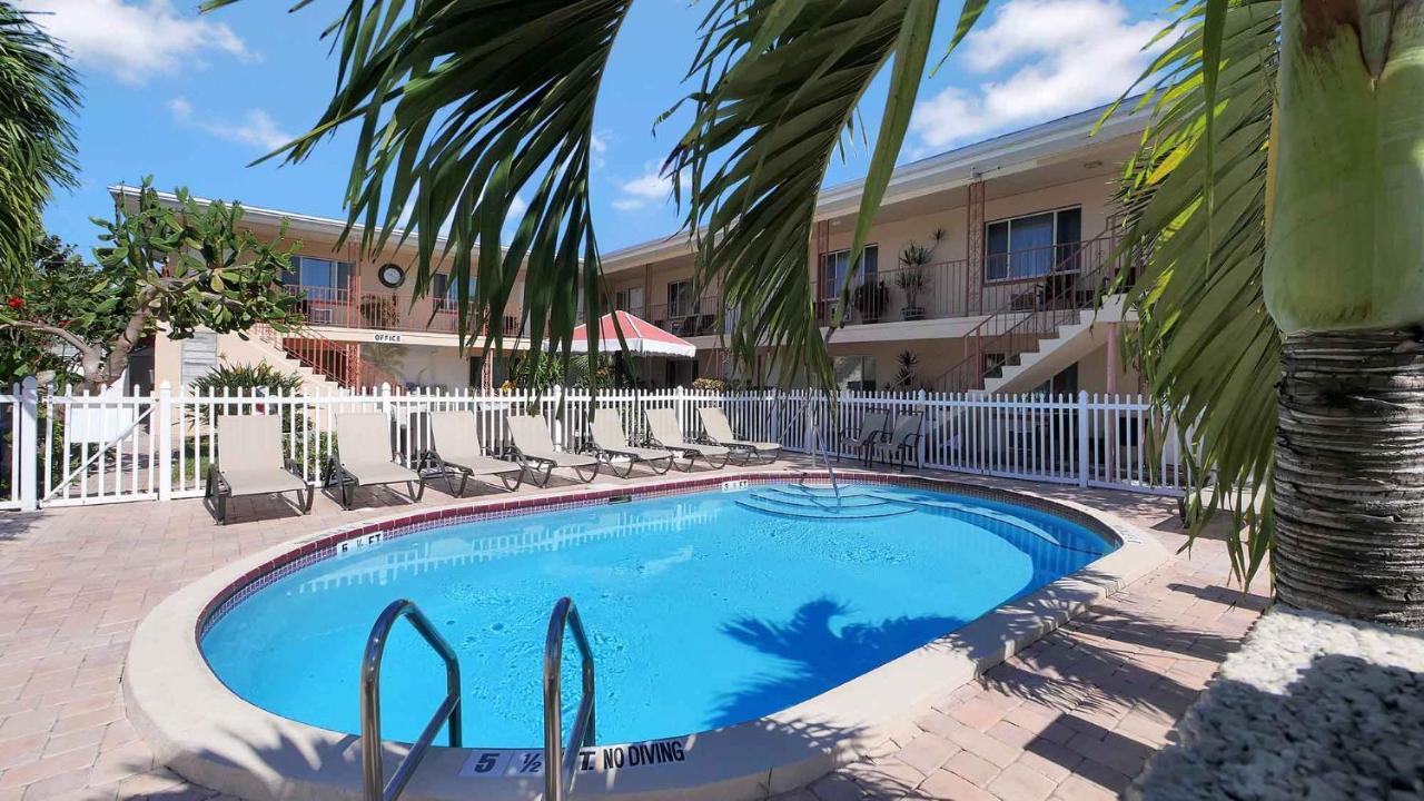 Carlton House Motel And Suites St. Pete Beach Esterno foto