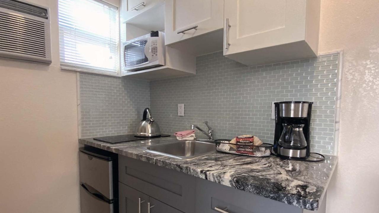 Carlton House Motel And Suites St. Pete Beach Esterno foto