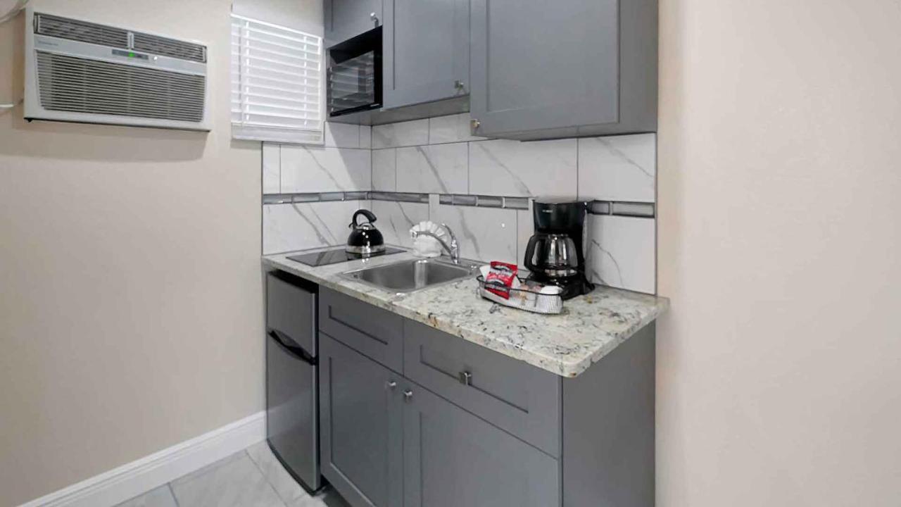 Carlton House Motel And Suites St. Pete Beach Esterno foto