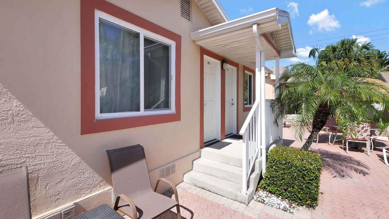 Carlton House Motel And Suites St. Pete Beach Esterno foto