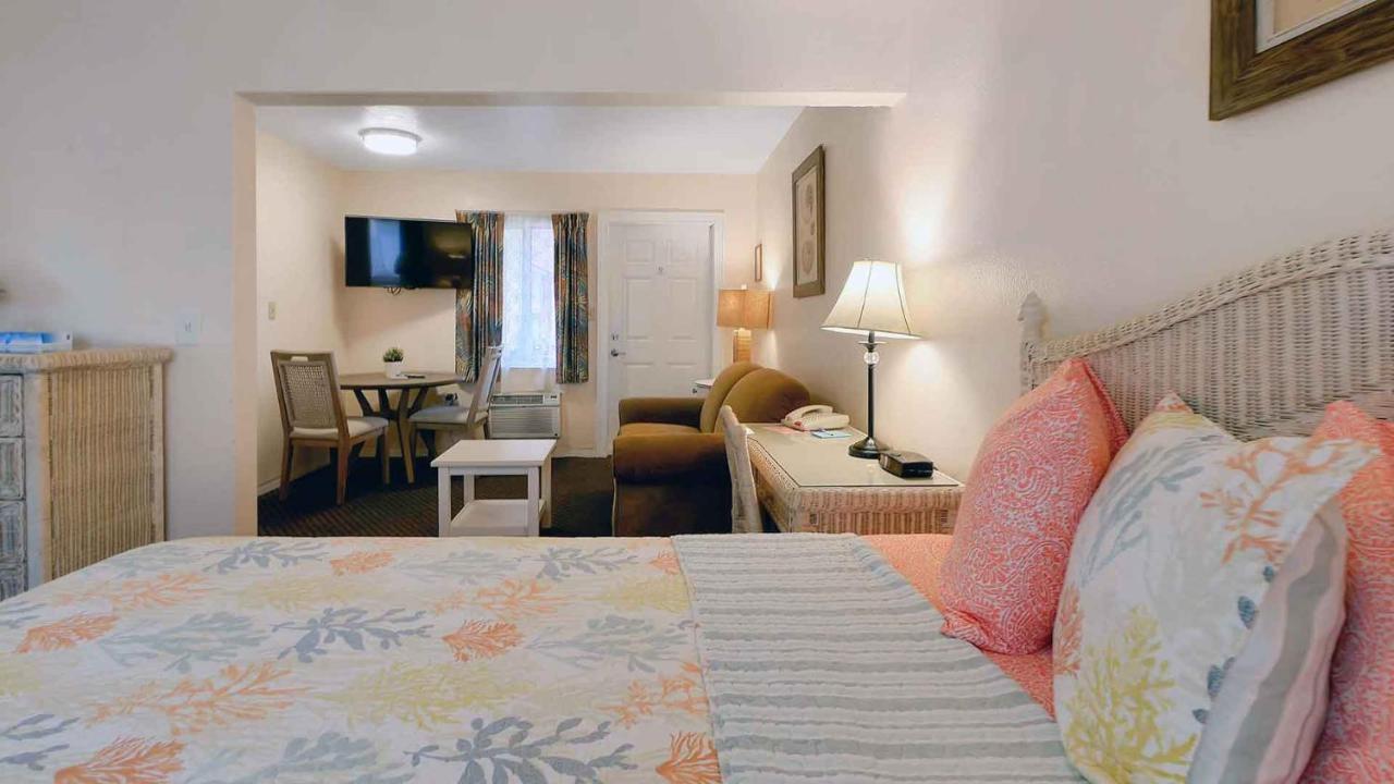 Carlton House Motel And Suites St. Pete Beach Esterno foto