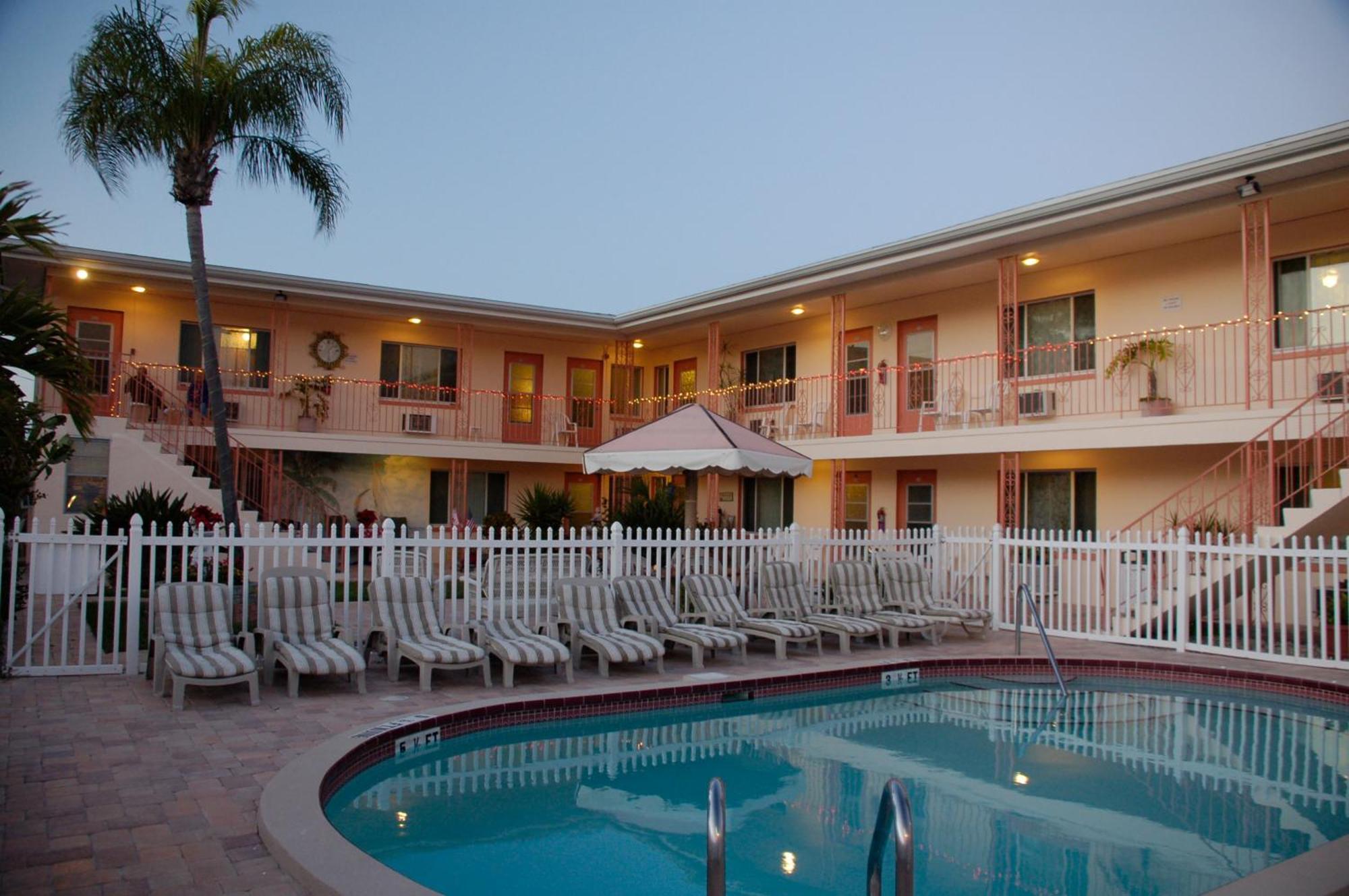 Carlton House Motel And Suites St. Pete Beach Esterno foto