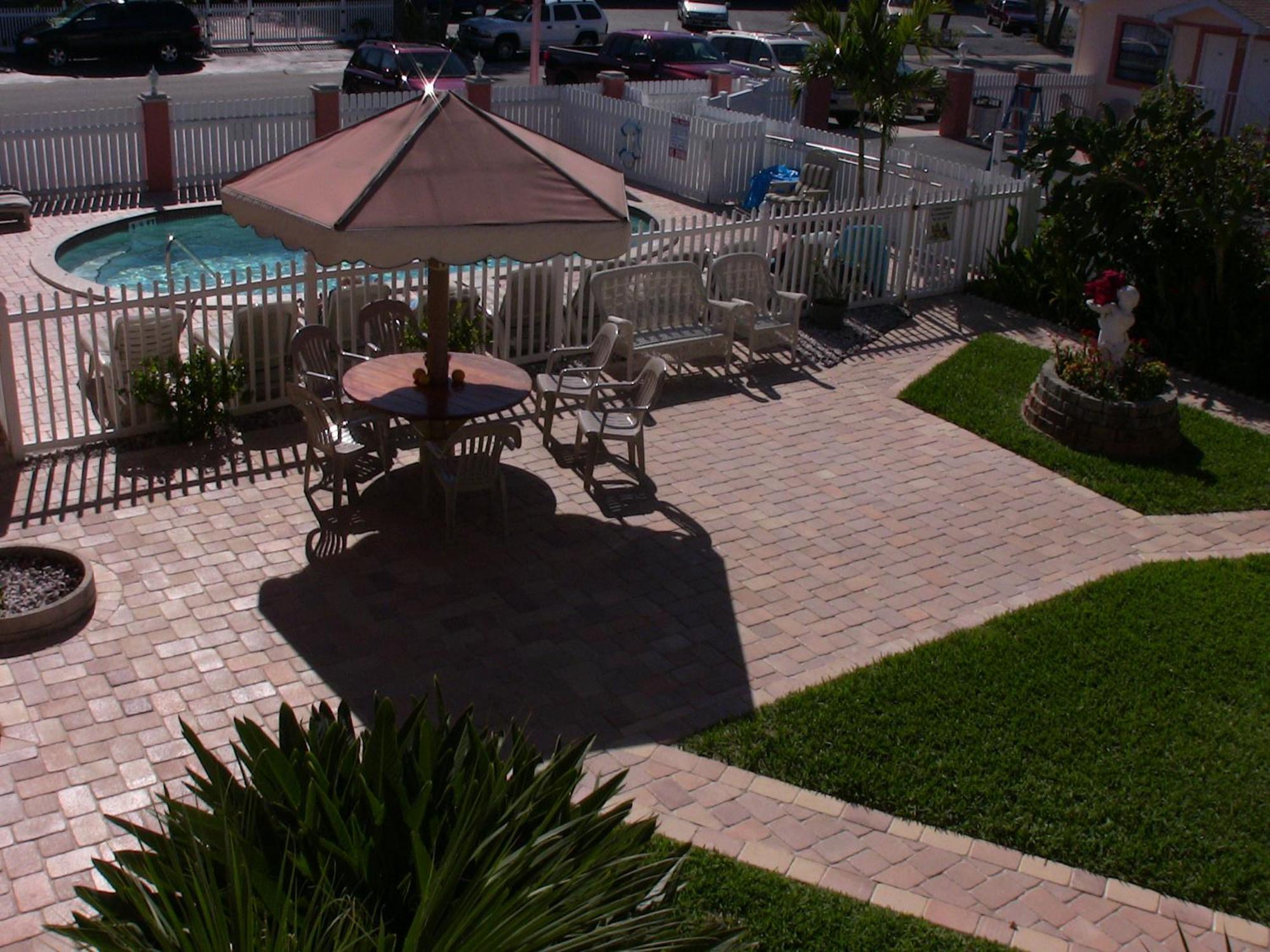 Carlton House Motel And Suites St. Pete Beach Esterno foto