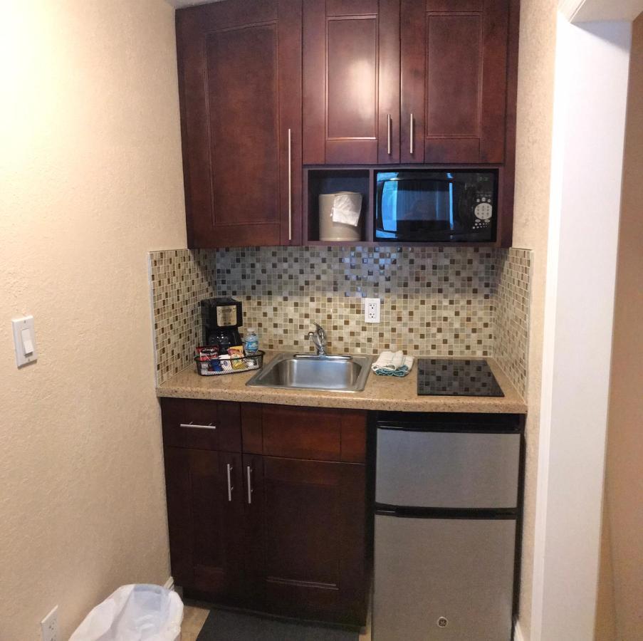 Carlton House Motel And Suites St. Pete Beach Esterno foto